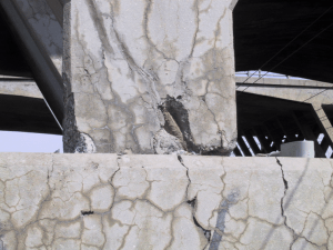 تصویری از ترک خوردگی بتن در اثر حمله سولفاته